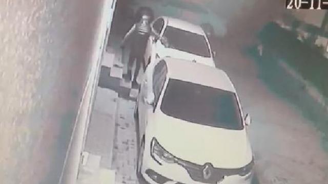 Park halindeki otomobile boya sökücü döktü
