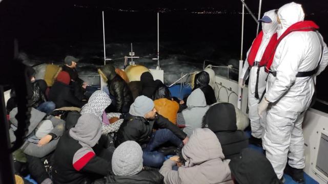 Türk kara sularına itilen 61 düzensiz göçmen kurtarıldı