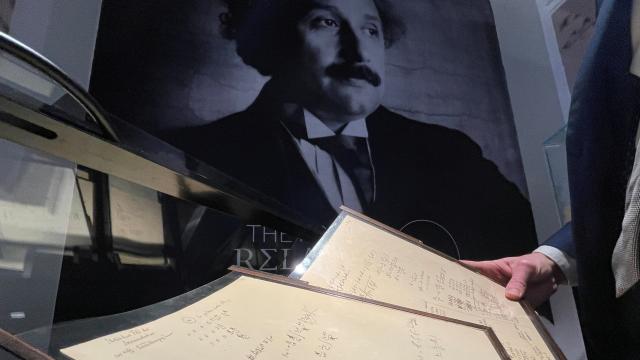 Einsteinın el yazması 11,7 milyon euroya satıldı