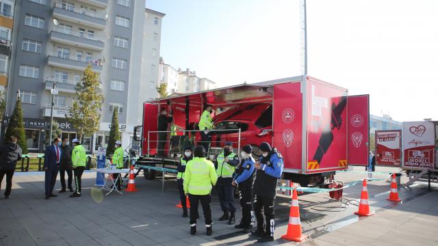 Çorumda emniyet kemerinin önemi simülatör ile anlatılıyor