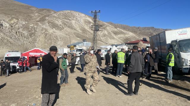 Erzurum Valisi Okay Memiş, Köprüköydeki deprem bölgesinde incelemelerde bulundu