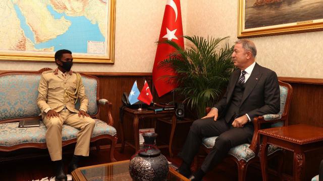 Bakan Akar, Somali Genelkurmay başkanı Rageyi kabul etti