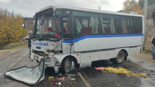 Manisada kamyona çarpan midibüsteki 7 kişi yaralandı