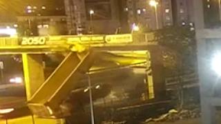 Damperi açılan kamyon üst geçide böyle takıldı