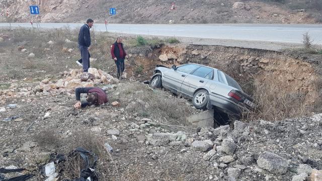 Kontrolden çıkan otomobil kanala uçtu