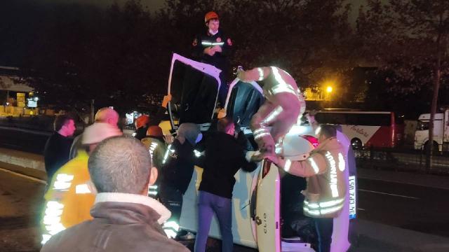 Refüje çarpan otomobil takla attı: 2 yaralı