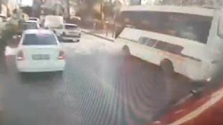 Freni boşalan halk otobüsü kırmızı ışıkta bekleyen araçlara çarptı