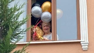 Kanser tedavisi gören öğretmene sürpriz kutlama