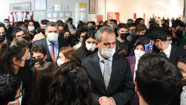 Bakan Özerden sürpriz okul ziyareti