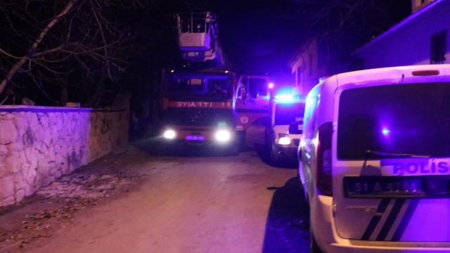 Niğdede evin bahçesindeki boş karavanda patlama meydana geldi