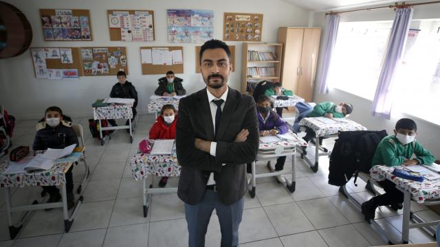 Fedakar öğretmen köy okulunun deposunu sınıfa çevirdi