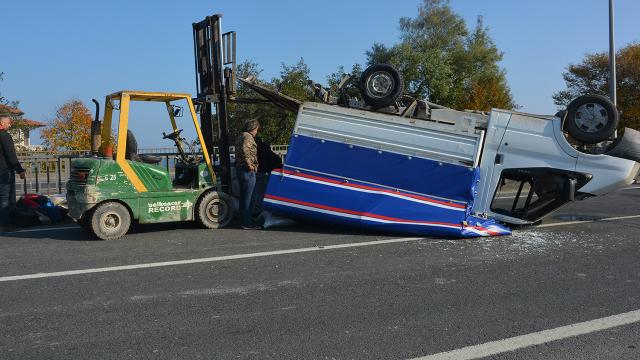 Tekeri patlayan yem yüklü kamyonet takla attı