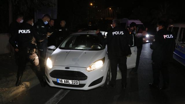 Ehliyetsiz ve alkollü sürücü polislere çarpacaktı