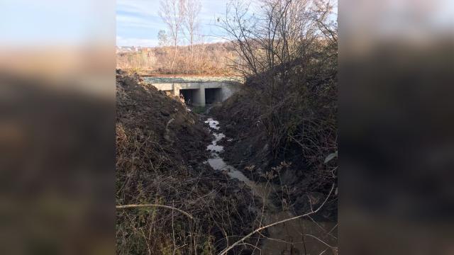 Arazisine yol yapmak için dereyi doldurdu, demir yolunu tehlikeye attı