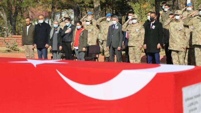 Halı sahada kalp krizi geçiren uzman çavuşa veda