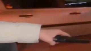 Seyir halindeki araçtan dışarıya ateş saçtı