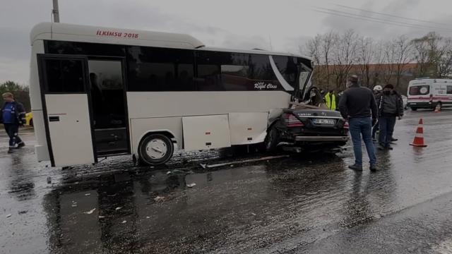İşçi servisiyle otomobil çarpıştı: 2 ölü