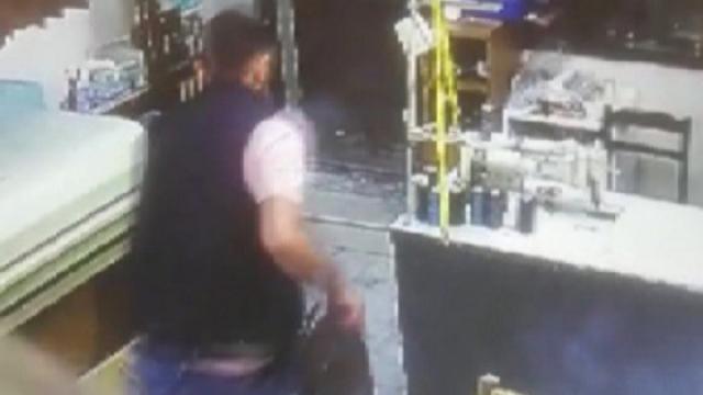 Terzinin çantasını çalarken kameralara yakalandı