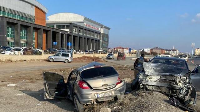 Ağrıda 2 otomobilin çarpıştığı kazada hamile kadın öldü, 3 kişi yaralandı