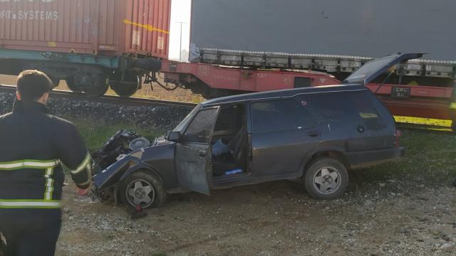 Kırklarelinde hemzemin geçitte yük treninin çarptığı otomobilin sürücüsü yaralandı