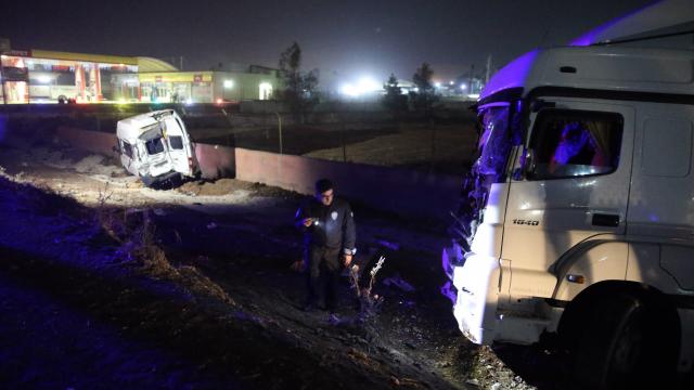 Şanlıurfada çekici yol kenarında bekleyen minibüse çarptı 14 kişi yaralandı