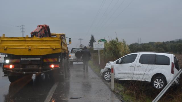 Ayvalıkta çarpışan iki aracın sürücüleri yaralandı
