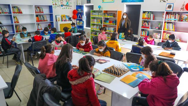 Eşine hediye olarak Vandaki okula kütüphane kurdu