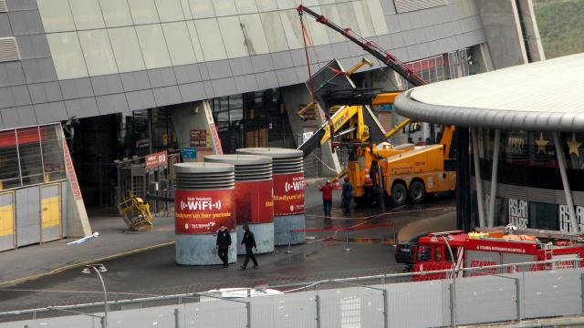 Galatasarayın stadyumunda vinç devrildi