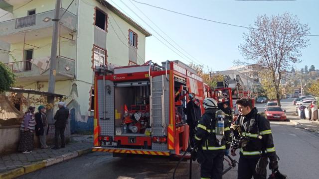 Gölcükte bir apartmanda çıkan yangın söndürüldü