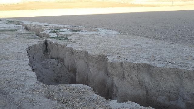 Aksaraydaki dev yarıkların sebebi; bilinçsiz sulama ve kuraklık