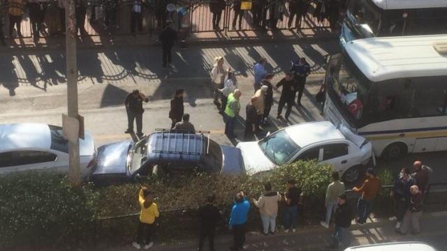 Halk otobüsünün freni patladı, zincirleme kazaya sebep oldu
