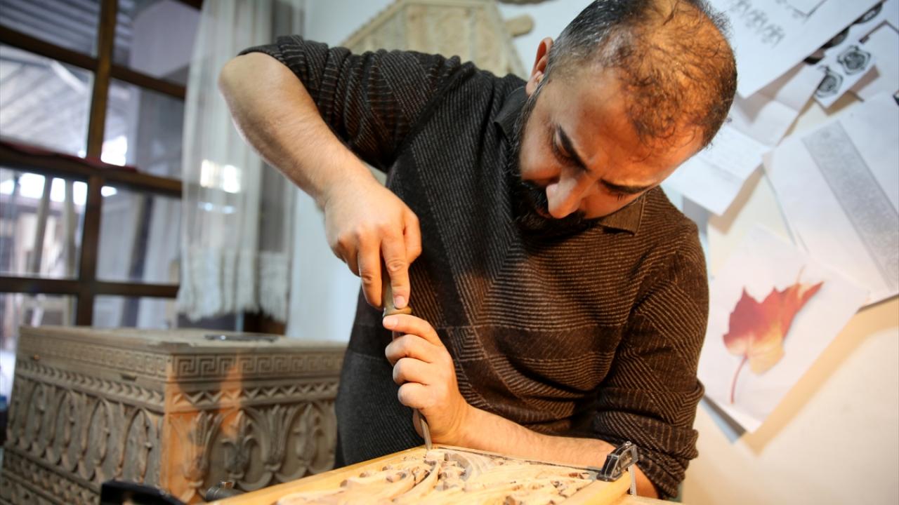 "Eserlerimde Selçuklu, Osmanlı ve Türk motifleri kullanıyorum"