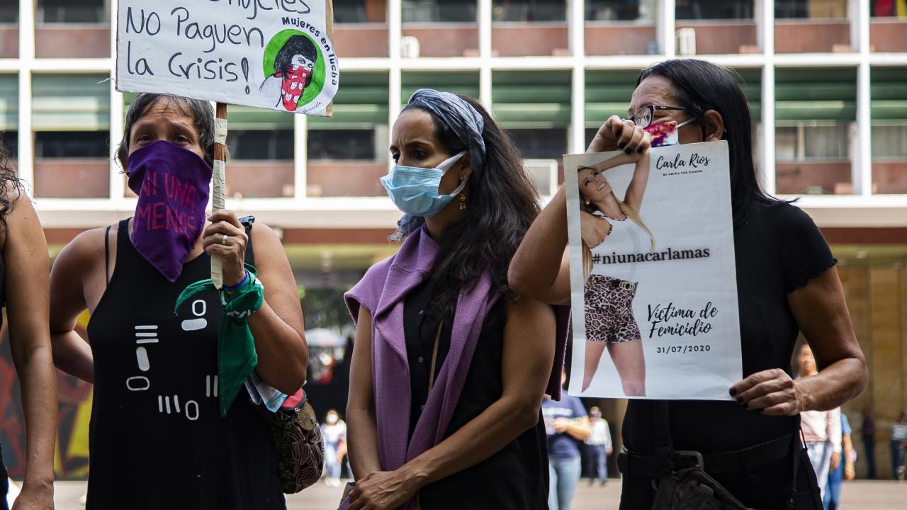 Hayatını kaybeden kadınları andılar