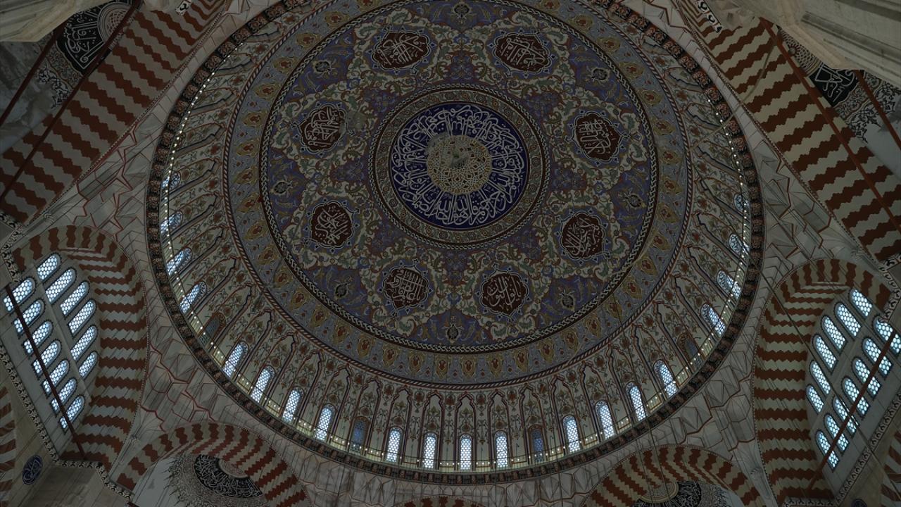 Çürümüş ahşap pencere doğramaları yeniden yapılacak