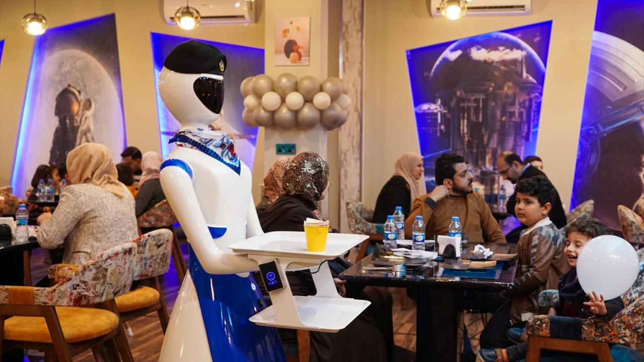 Önüne biri geçtiğinde konuşabiliyor