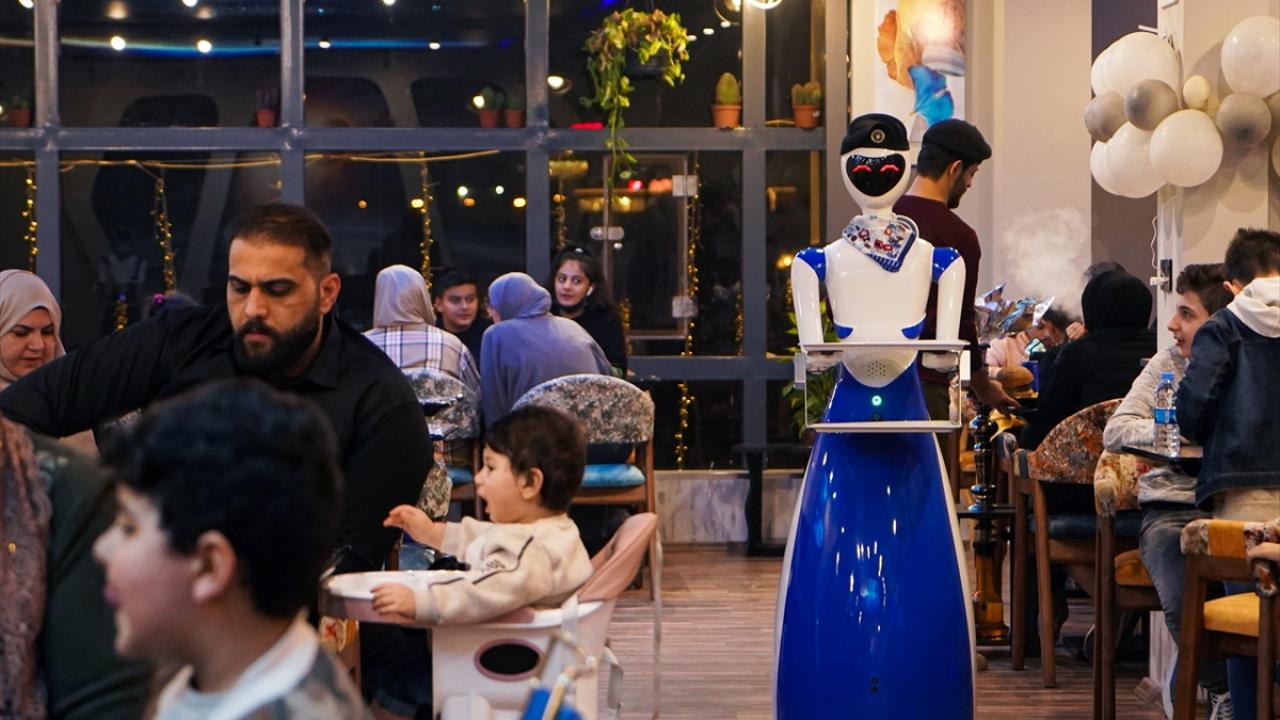 Robot garsonlar müşteri çekiyor