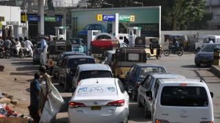 Pakistan'da akaryakıt istasyonlarında uzun kuyruklar oluştu