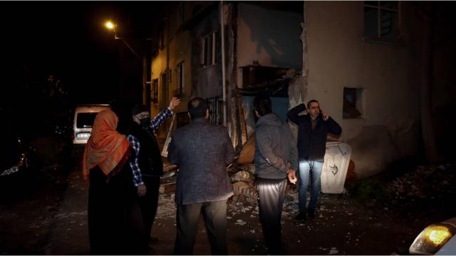 Bursada şiddetli lodos: Çatılar uçtu, ağaçlar devrildi