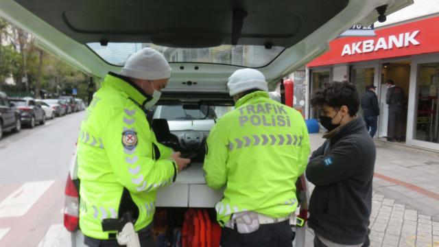 Kadıköyde okul önlerinde polisten sıkı denetim