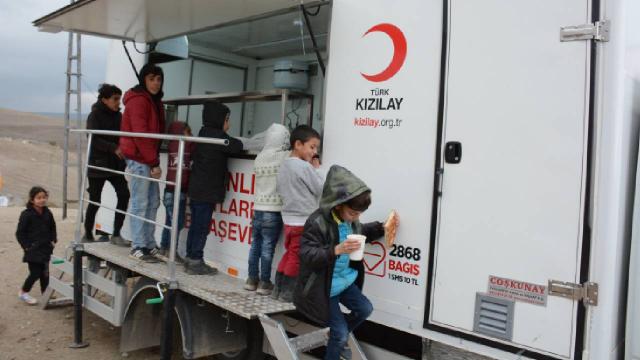 Erzurumda depremzedelerin ihtiyaçları gideriliyor