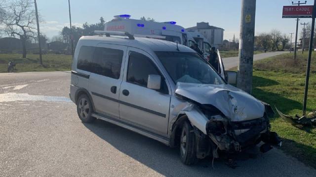 Düzcede belediye otobüsüyle çarpışan hafif ticari araçtaki 2 kişi yaralandı