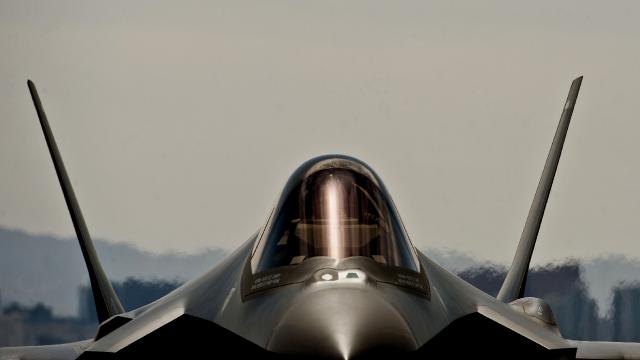 İngiliz basını: F-35in koruyucu örtüsü motorun üzerinde unutuldu