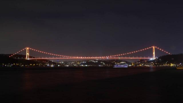 FSM Köprüsü turuncuya büründü
