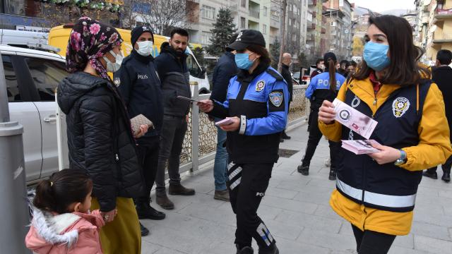 Hakkaride kadına yönelik şiddete karşı bilgilendirme stantları kuruldu