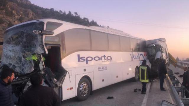 Afyonkarahisarda zincirleme kaza: 1 ölü, 5 yaralı