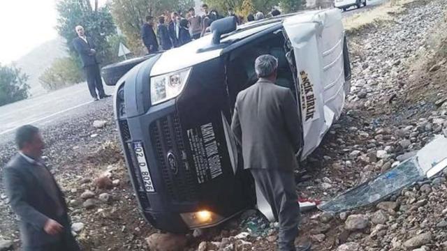 Kahtada minibüs şarampole yuvarlandı: 6 yaralı