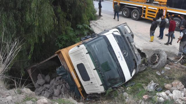 Bodrumda hafriyat kamyonu dere yatağına yuvarlandı