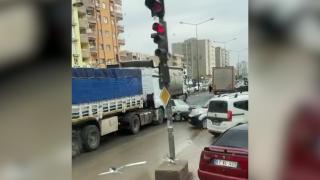 Mardin'de tır otomobili metrelerce sürükledi