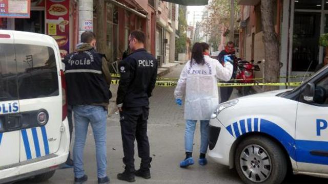 Kendisini uyaran polisi sırtından bıçakladı