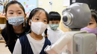 Güney Kore'de minik robotlar anaokullarında göreve başladı